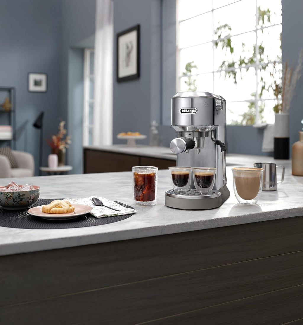 De'Longhi Dedica – Cafetera de Bomba de Acero Inoxidable para Café Molido o Monodosis, Espresso y Capuchino, Depósito de 1.3 Litros, Sistema Antigoteo, Modelo EC685.M, Color Metal